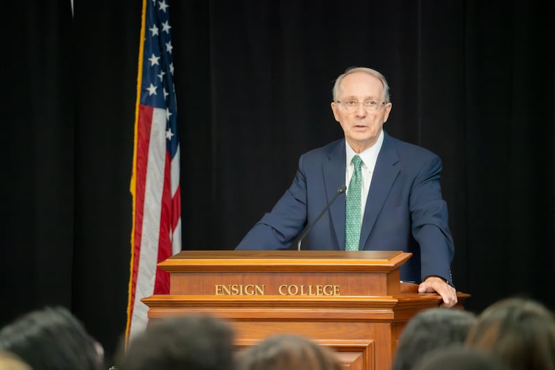 Le président Bruce C. Kusch parle lors d'une réunion spirituelle sur le campus d'Ensign College à Salt Lake City, le 22 septembre 2026.