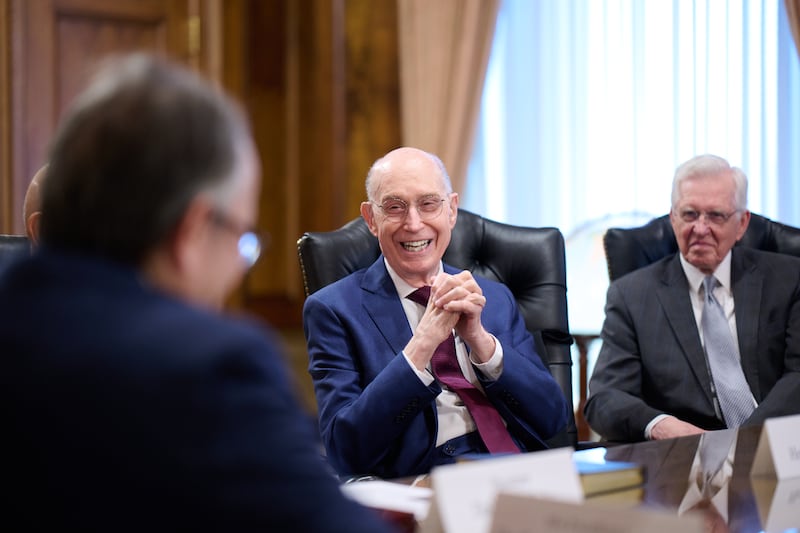 Le président Henry B. Eyring s'entretient avec Son Excellence le Dr Suriya Chindawongse, ambassadeur de Thaïlande aux États-Unis, dans l'immeuble administratif de l'Église, le vendredi 20 mars 2026.
