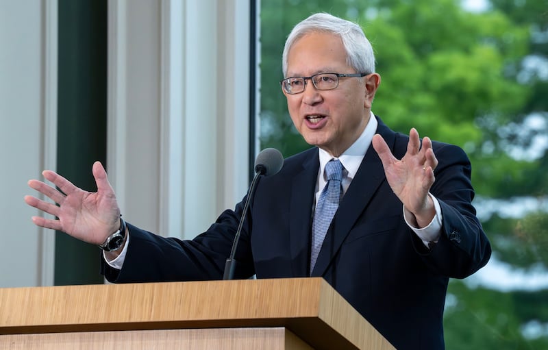 Frère Gerrit W. Gong du Collège des douze apôtres de l'Église de Jésus-Christ des Saints des Derniers Jours prend la parole lors de la consécration du centre d'accueil des visiteurs du temple de Nauvoo et de la nouvelle consécration de la maison de Brigham Young et Mary Ann Young le samedi 27 juin 2026.