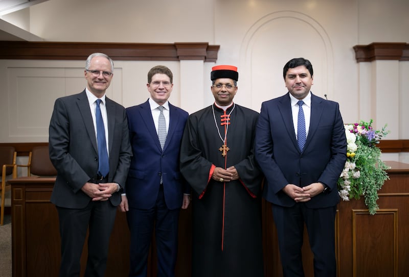 Les membres de la présidence de la région du Sud de l'Amérique du Sud de l'Église, notamment, à gauche, frère Mathias Held, frère Alan R. Walker, et, à droite, frère Sergio R. Vargas, se tiennent aux côtés du cardinal George Jacob Koovakad, préfet du Dicastère pour le dialogue interreligieux, lors d'un événement interconfessionnel à Buenos Aires (Argentine), le 10 septembre 2026.