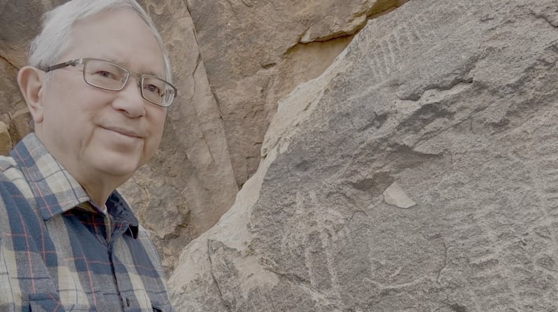 Elder Gerrit W. Gong se tient à côté de pétroglyphes dans le Parowan Gap, dans le sud de l'Utah, sur cette photo non datée utilisée dans une vidéo publiée par l'Église le dimanche 7 juin 2026.