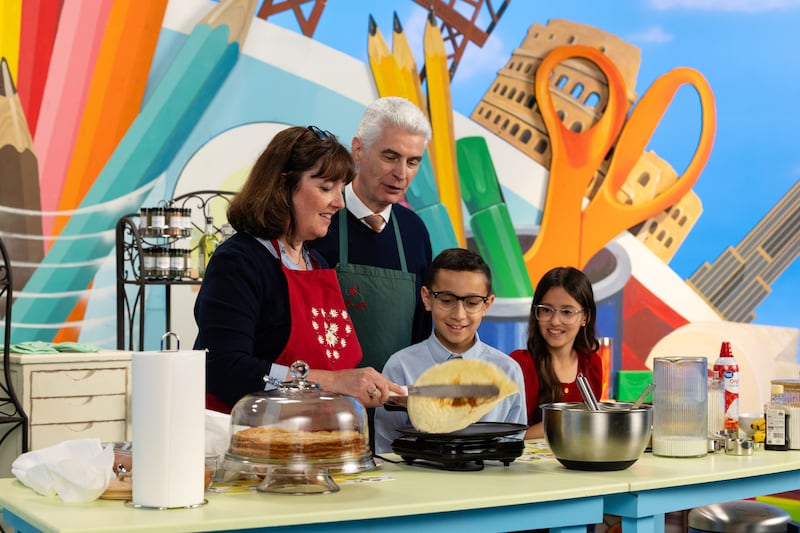 Frère Gérald Caussé et sœur Valérie Caussé font des crêpes avec deux enfants animateurs pendant l'émission d'Ami à ami de septembre 2026.