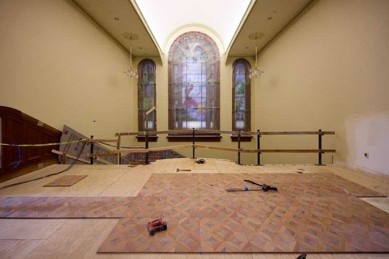 Des travaux de rampe d'escalier sont en cours dans un batiment d'entree du temple sur Temple Square, le mardi 21 avril 2026, a Salt Lake City.