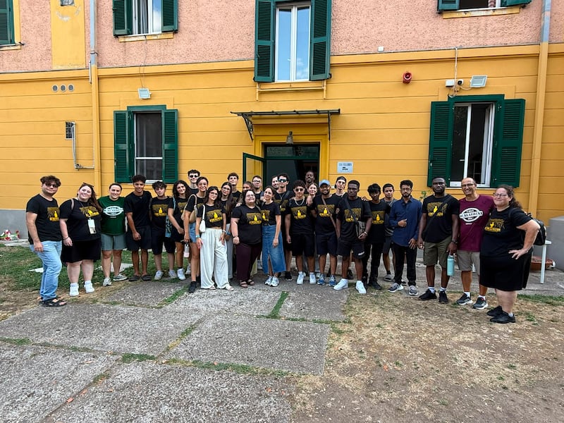 De jeunes adultes célibataires de Sicile et de Malte se rassemblent avec d’autres personnes participant au projet de service devant la Casa Scalabrini 634 à Rome (Italie).