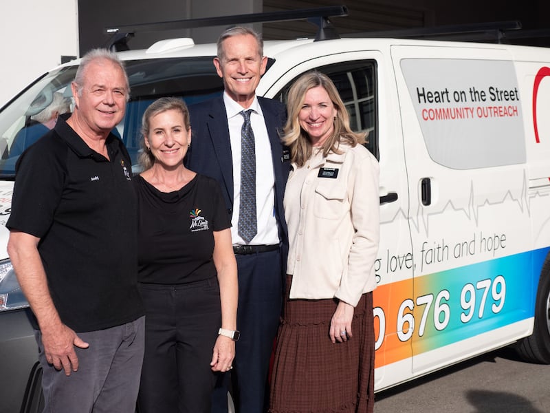 Un couple de missionnaires humanitaires pose avec deux organisateurs de No Limits Perth devant un nouveau véhicule d’action communautaire à Perth (Australie), le 3 août 2026.