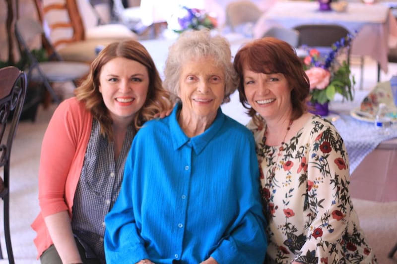Trois générations de femmes sourient ensemble : Tammy Simister Robinson avec sa mère, Louise, et sa fille Olivia.