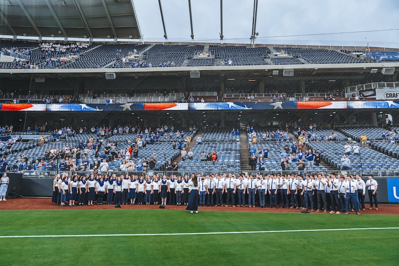 150 missionnaires de la mission de Missouri Independence chantent l'hymne national avant le match des Royals de Kansas City le jeudi 9 avril 2026.