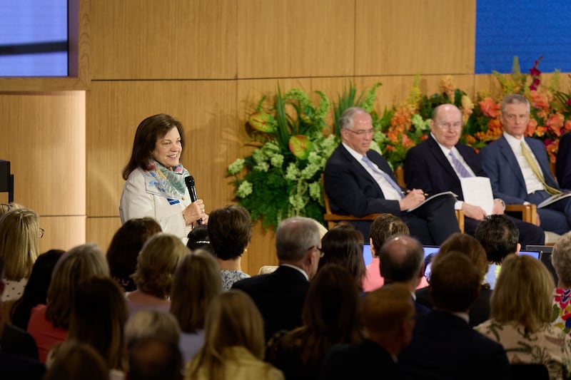 Sœur Melanie Rasband, épouse de frère Ronald A. Rasband du Collège des douze apôtres, s'exprime lors du Séminaire 2026 pour les nouveaux présidents de mission le jeudi 18 juin 2026, au centre de formation des missionnaires de Provo à Provo, Utah.