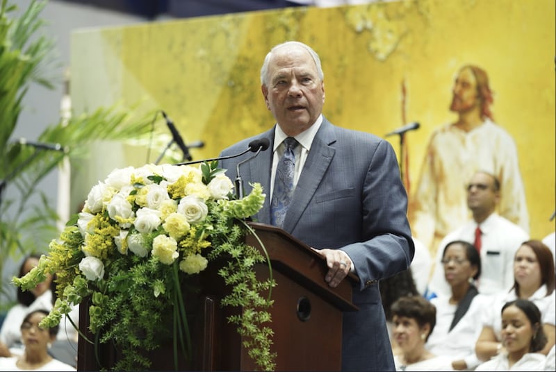Frère Ronald A. Rasband, du Collège des douze apôtres, s'exprime lors d'une conférence spéciale en République dominicaine le 25 avril 2026.