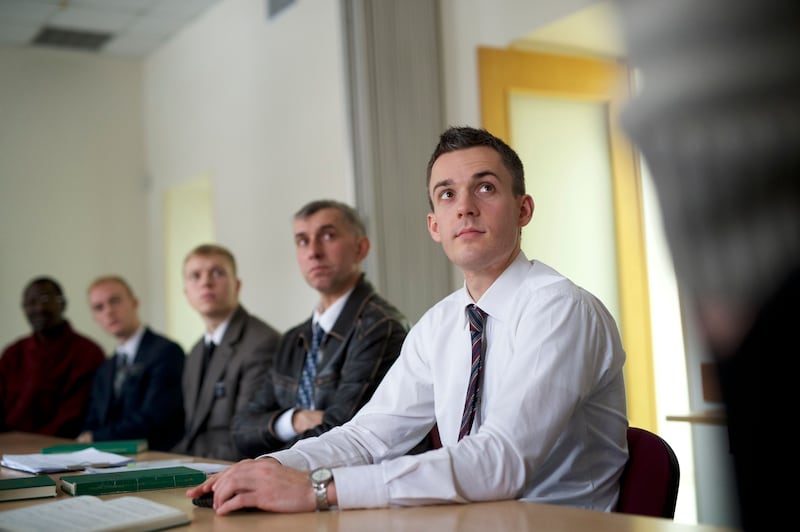 Un groupe d'hommes assiste aux réunions de collège de la prêtrise en Ukraine.