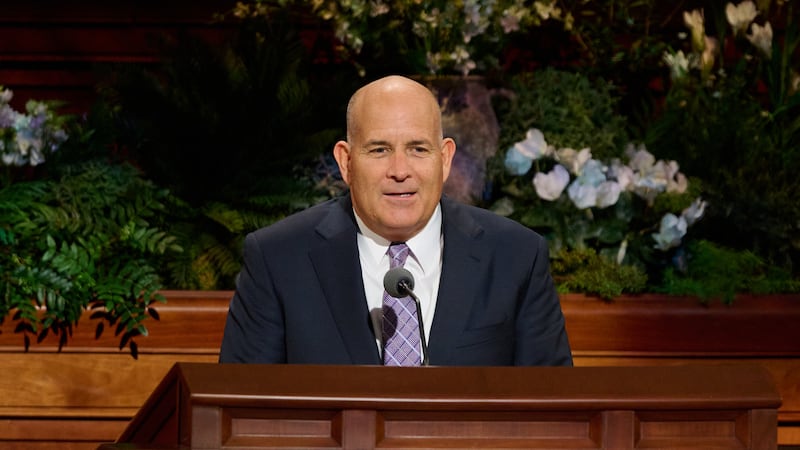 Frère David J. Wunderli, premier conseiller dans la présidence générale des Jeunes Gens, s'adresse à l'assemblée lors de la session du samedi après-midi de la 196e Conférence générale annuelle de L'Église de Jésus-Christ des Saints des Derniers Jours au Centre de conférences de Salt Lake City, le 4 avril 2026.