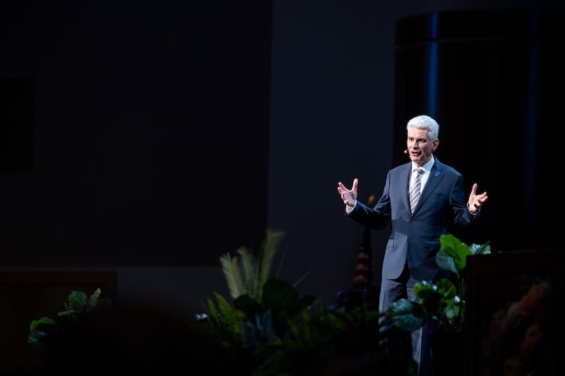 Elder Gérald Caussé du Collège des douze apôtres donne un discours lors d'une réunion spirituelle à BYU–Idaho le dimanche 14 juin 2026.