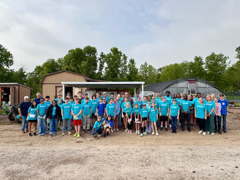 Des membres de l’Église de Jésus-Christ des Saints des Derniers Jours et de l’église Mount Zion Praise Church sourient pour une photo après avoir rendu service aux jardins de Shiloh à Denton, au Texas, le 25 avril 2026.