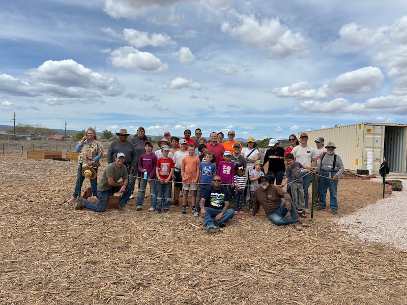 Des jeunes et des adultes aidant au Community Pantry et au Hope Garden sourient pour une photo après avoir travaillé à préparer de nouveaux jardins à Grants, au Nouveau-Mexique, le 11 avril 2026.
