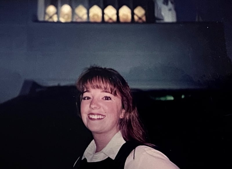 Kary Ann Hoopes sourit pour une photo devant le temple de San Diego (Californie) à l'endroit exact où elle a senti qu'elle voulait retourner dans la maison du Seigneur après une visite lors des portes ouvertes en 1993. Hoopes a été baptisée au sein de L'Église de Jésus-Christ des Saints des Derniers Jours quelques mois plus tard.