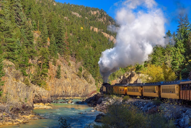 Un train à vapeur historique voyage de Durango à Silverton à travers les montagnes de San Juan, le long de la rivière Animas, dans le Colorado.