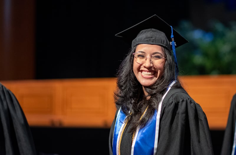 Des diplômés entrent dans le BYU–I Center pour la cérémonie de remise des diplômes, le jeudi 23 juillet 2026, à Rexburg (Idaho).