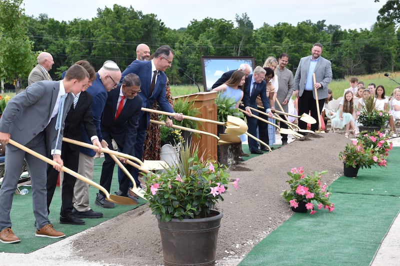 Elder Aroldo B. Cavalcante, cinquieme en partant de la gauche, se joint a d'autres personnes pour la ceremonie de la premiere pelletee de terre lors de l'inauguration des travaux du temple de Springfield (Missouri).