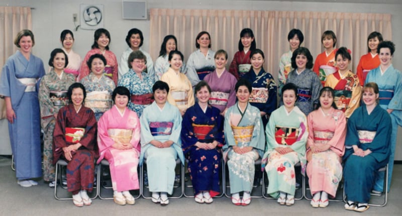 Des femmes de la Société de Secours de la paroisse de Yamate portent des kimonos japonais traditionnels lors de la célébration, en septembre 2001, du centenaire de l'Église de Jésus-Christ des Saints des Derniers Jours au Japon.