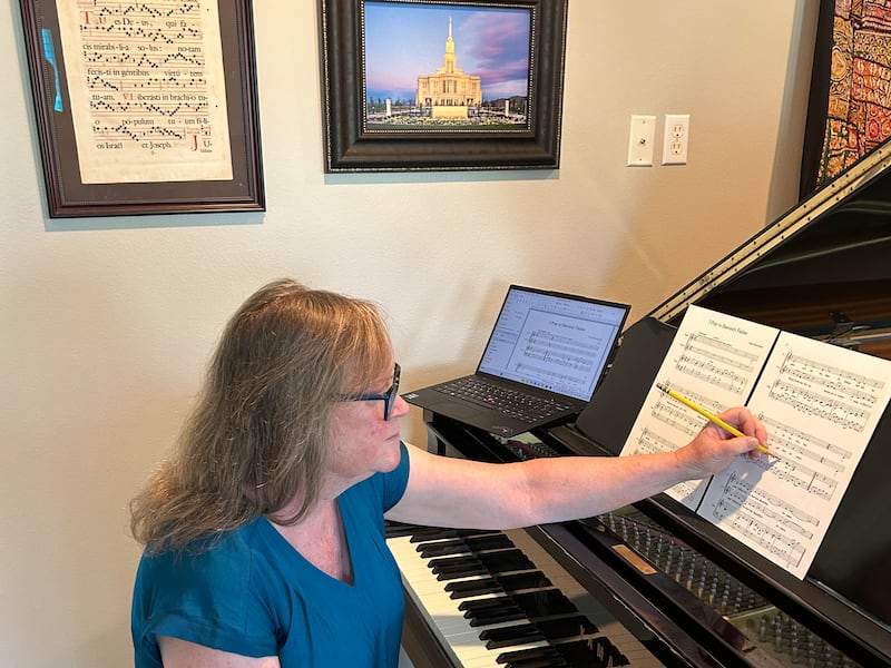 Delys Waite Snyder compose de la musique a son piano a Salem, Utah, le 15 mai 2026.