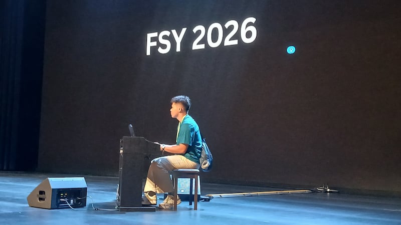 Un jeune homme joue du piano à une conférence internationale Jeunes, soyez forts à Bangkok, en Thaïlande, le 18 juin 2026.
