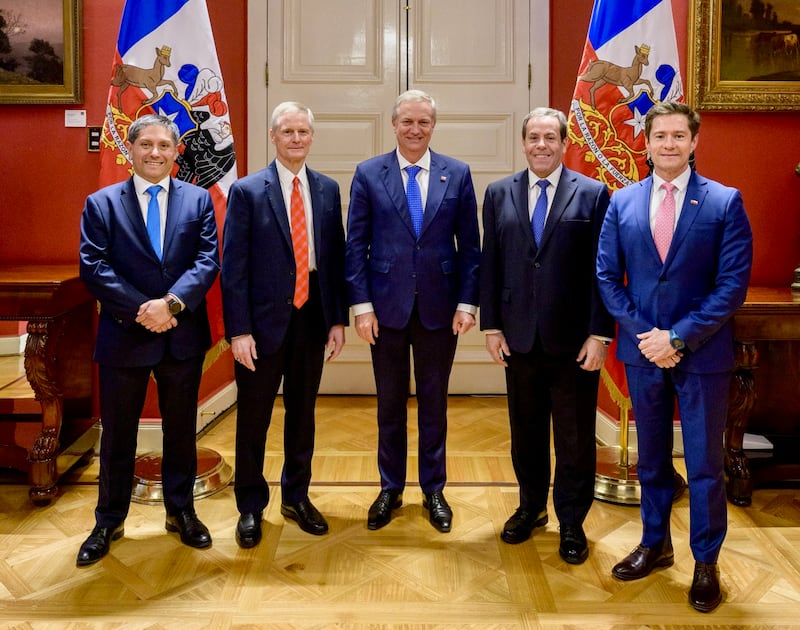 Le président chilien José Antonio Kast ; frère David A. Bednar, du Collège des douze apôtres ; frère Eduardo Gavarret, soixante-dix Autorité générale et membre de la présidence de l'interrégion d'Amérique du Sud - Sud ; frère Gabriel Campos, soixante-dix d'interrégion ; et Cristian Jara, directeur du Bureau national des affaires religieuses du Chili, se réunissent pour une photo de groupe.