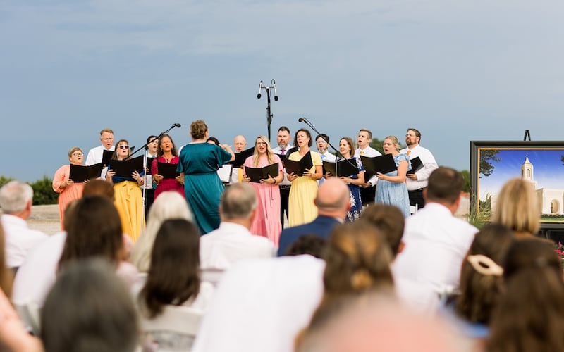 Un chœur multipieu chante « Loué soit Dieu, le Seigneur, le Puissant » lors de la cérémonie d'ouverture du chantier du temple de Tulsa (Oklahoma), le samedi 22 août 2026, à Tulsa (Oklahoma).