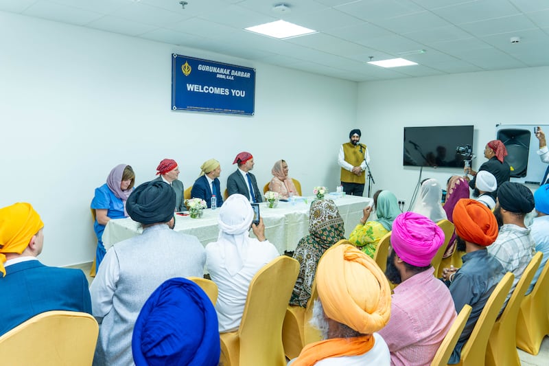 Surender Singh Kandhari, président du Guru Nanak Darbar Gurudwara, un temple sikh, prononce l’allocution d’ouverture avant une cérémonie de distribution de kits alimentaires à Dubaï, aux Émirats arabes unis, le dimanche 30 août 2026. Les kits alimentaires ont été assemblés par des membres de la communauté sikhe et des membres de l’Église de Jésus-Christ des Saints des Derniers Jours dans le cadre d’un projet de service conjoint.