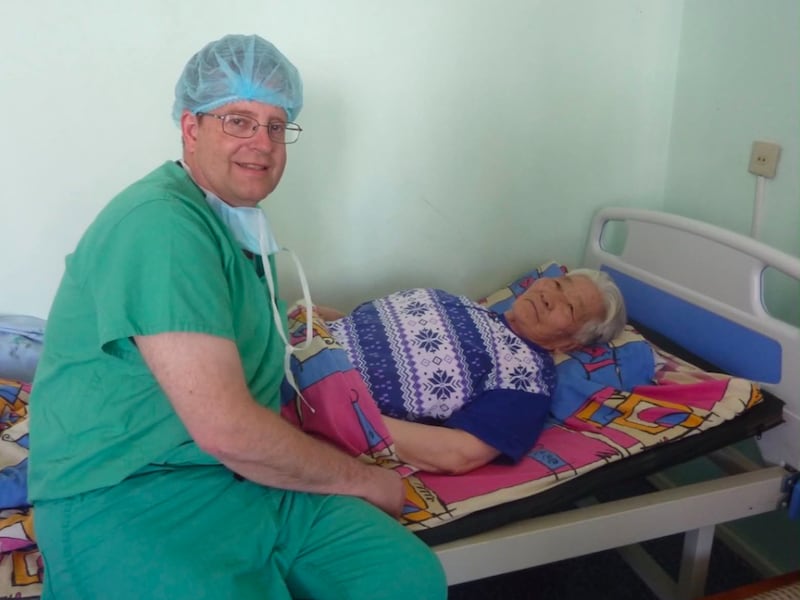 Le Dr Raymond R. Price, docteur en médecine, avec une patiente de 85 ans après une chirurgie laparoscopique réussie en Mongolie.