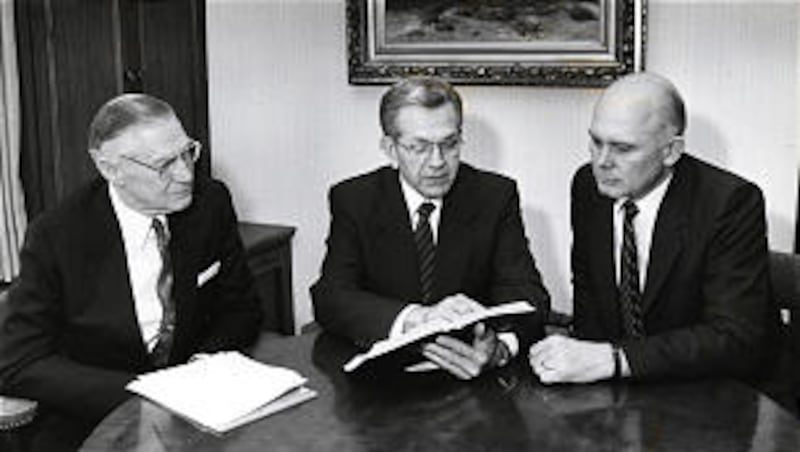 Cette photo de 1985 montre une réunion avec des membres du Collège des douze apôtres, dont Elder James E. Faust, à gauche, Elder Boyd K. Packer et Elder Dallin H. Oaks.