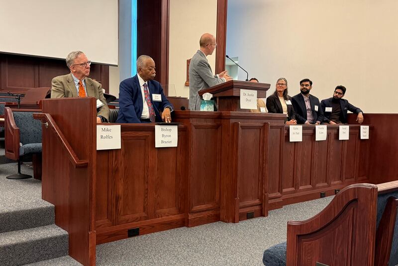 Des orateurs sont assis ensemble sur l'estrade lors d'un rassemblement interreligieux à Chicago (Illinois), le 14 octobre 2026.
