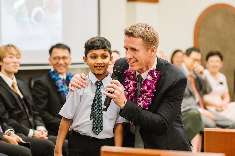 Le président général des Jeunes Gens, Timothy L. Farnes, interagit avec un jeune lors d'une veillée. Le président Farnes a exercé son ministère auprès des jeunes et des membres au Cambodge, à Singapour et en Malaisie du 21 au 31 mai 2026.
