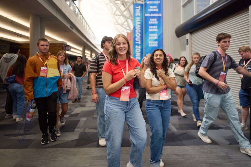 Des milliers de jeunes adultes célibataires affluent dans le centre-ville de Salt Lake City pour la conférence des jeunes adultes célibataires de l'interrégion d'Utah 2026, les vendredi 14 et samedi 15 août 2026.