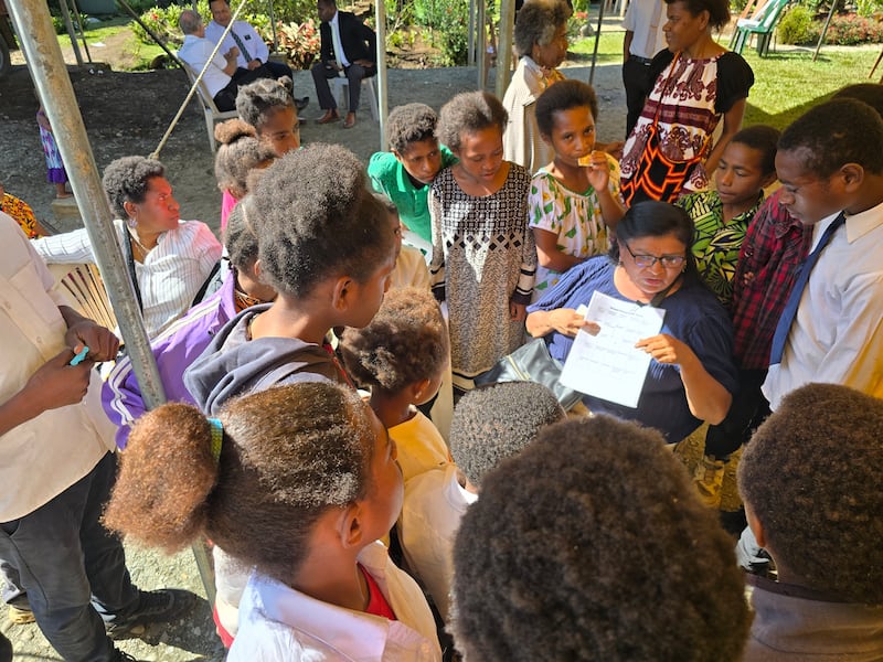 Une missionnaire d’âge mûr, sœur Bernice Mabey, joue à des jeux avec des jeunes et des enfants de la Primaire entre les réunions lorsque le pieu de Minj (Papouasie-Nouvelle-Guinée) a été créé durant le week-end des 2 et 3 août 2025, en Papouasie-Nouvelle-Guinée.