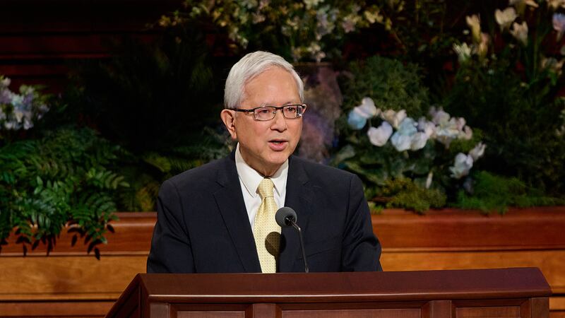 Frere Gerrit W. Gong, du College des douze apotres, parle lors de la session du dimanche apres-midi de la 196e conference generale annuelle de l'Eglise de Jesus-Christ des Saints des Derniers Jours au Conference Center a Salt Lake City, le 5 avril 2026.