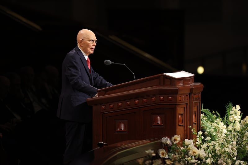 Le président de l'Église, Dallin H. Oaks, s'exprime lors de la session du dimanche après-midi de la 196e conférence générale annuelle de l'Église de Jésus-Christ des Saints des Derniers Jours au centre de conférence à Salt Lake City le 5 avril 2026.