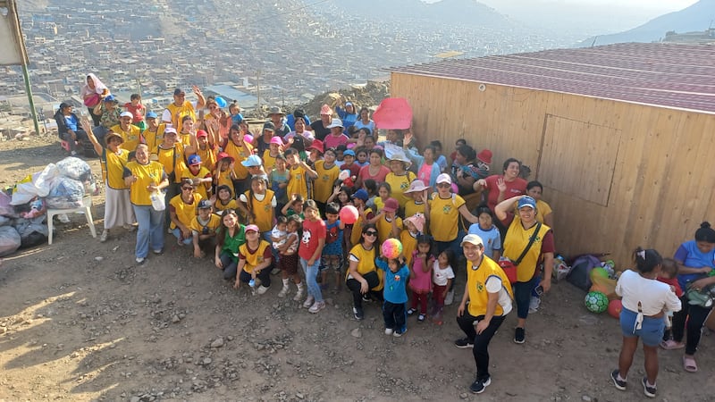 Des enfants de la Primaire du pieu de Comas, Lima (Pérou), sourient avec d'autres enfants de la communauté de Los Coyes après une activité de service de la Primaire, le 6 octobre 2026.