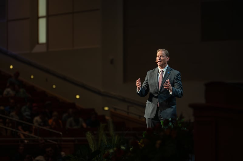 Elder Mark A. Bragg donne un message de dévotion dans le I-Center à Rexburg, Idaho, le mardi 2 juin 2026.