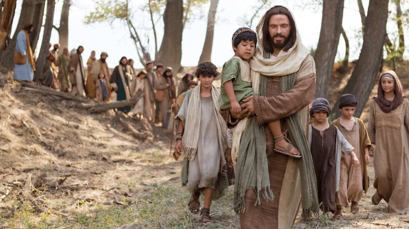 Des disciples marchent avec Jésus dans cette image tirée des Vidéos de la Bible.