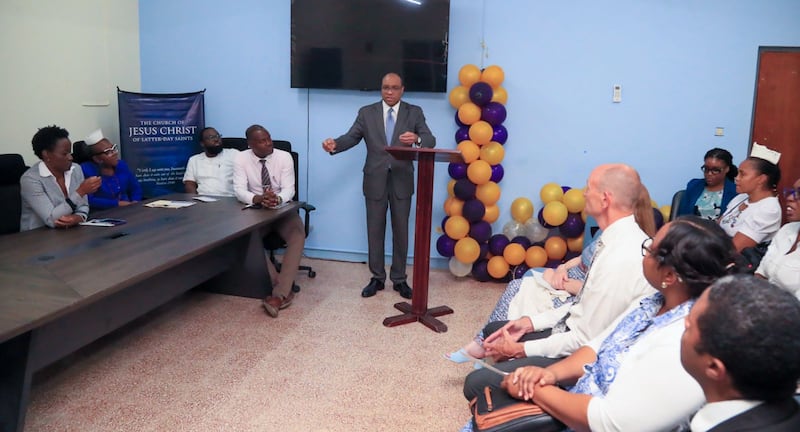 Frère Ahmad S. Corbitt, soixante-dix Autorité générale et membre de la présidence de l'interrégion des Caraïbes de l'Église, prend la parole lors d'un événement où l'Église a fait don de matériel médical à deux hôpitaux de la Jamaïque.
