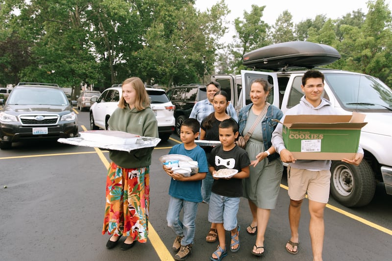 Des membres du pieu de Spokane (Washington) apportent un repas à la chapelle du pieu pour les personnes touchées par les incendies de forêt à Spokane (Washington), le 2 août 2026.