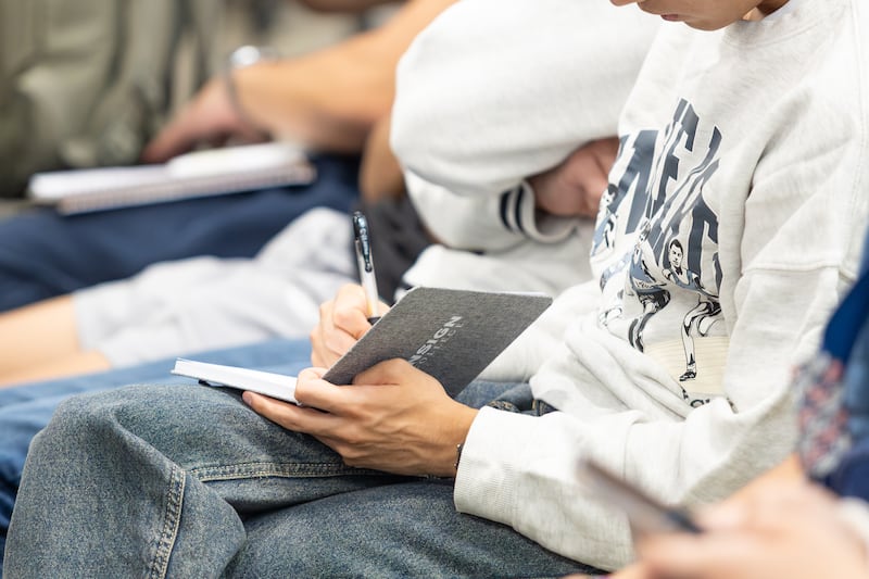 Des étudiants prennent des notes pendant que Burke Olsen, éditeur du Deseret News, intervient lors d'une réunion spirituelle d'Ensign College à Salt Lake City, le 8 septembre 2026.