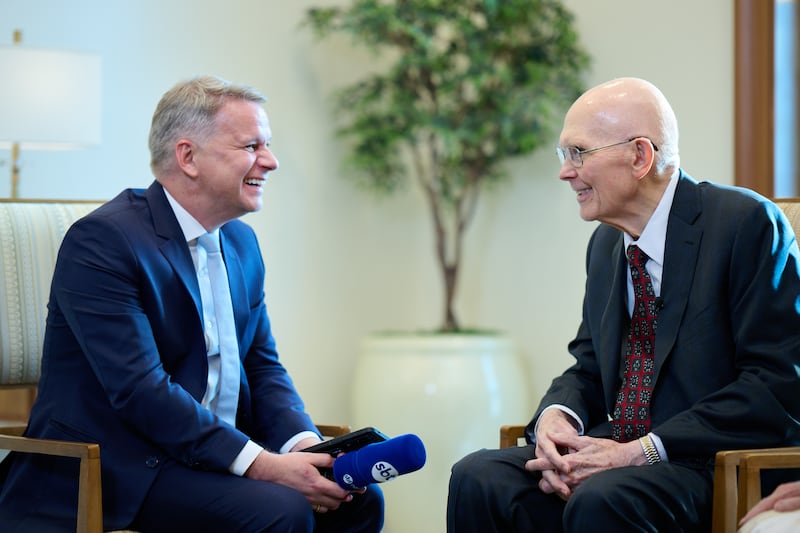 Le président Dallin H. Oaks, à droite, est interviewé par le présentateur de SBT News, Leandro Magalhães, le 15 août 2026, au Brésil.