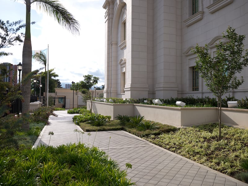 Une allée longeant le temple de Miraflores, Guatemala (Guatemala).