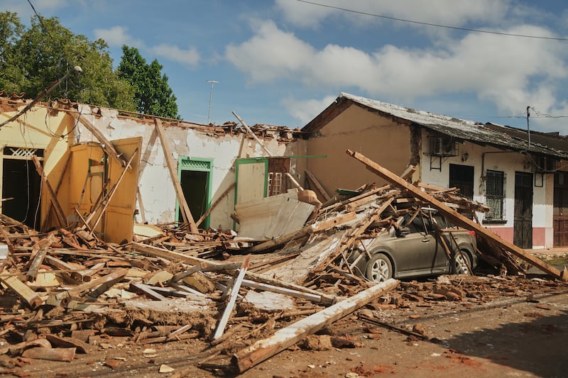 Une voiture est couverte de décombres de maisons endommagées par un tremblement de terre à Villa de los Santos, au Panama, samedi 10 octobre 2026.