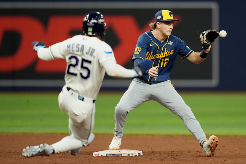 L’arrêt-court des Brewers de Milwaukee, Cooper Pratt, élimine Victor Mesa Jr. des Rays de Tampa Bay au deuxième but après que Nick Fortes a frappé dans un double jeu lors de la sixième manche du match 3 de la Série mondiale de baseball, le lundi 26 octobre 2026, à St. Petersburg, en Floride, entre les Brewers de Milwaukee et les Rays de Tampa Bay.