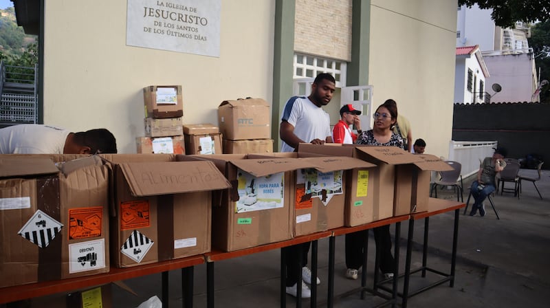 Des bénévoles et des missionnaires de l'Église de Jésus-Christ des Saints des Derniers Jours préparent des articles pour les personnes touchées par les tremblements de terre jumeaux au Venezuela le samedi 27 juin 2026.