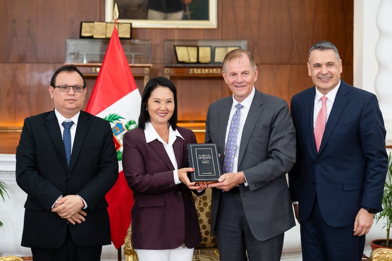 Frère Gary E. Stevenson, du Collège des douze apôtres de L’Église de Jésus-Christ des Saints des Derniers Jours, au centre à droite, avec la présidente du Pérou, Keiko Fujimori Higuchi, au centre à gauche, dans le cadre d’un ministère dans ce pays d’Amérique du Sud, le jeudi 27 août 2026, au palais du Gouvernement à Lima (Pérou). Frère Stevenson était accompagné de frère Juan Pablo Villar, à droite, soixante-dix Autorité générale et président de l’interrégion du Nord-Ouest de l’Amérique du Sud. Fujimori était accompagnée de Marco Antonio Vinelli Ruiz, ministre du Développement agraire et de l’Irrigation.