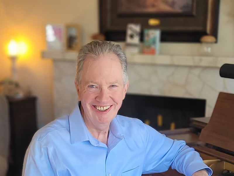 L'auteur-compositeur Alan L. Patterson pose pour une photo a son piano dans sa maison de Bountiful, Utah, le 19 mai 2026.