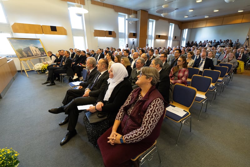 Des membres de l’Église, des amis et des invités assistent à la cérémonie d’ouverture du chantier du temple de Vienne (Autriche), à Vienne, en Autriche, le 17 octobre 2026.